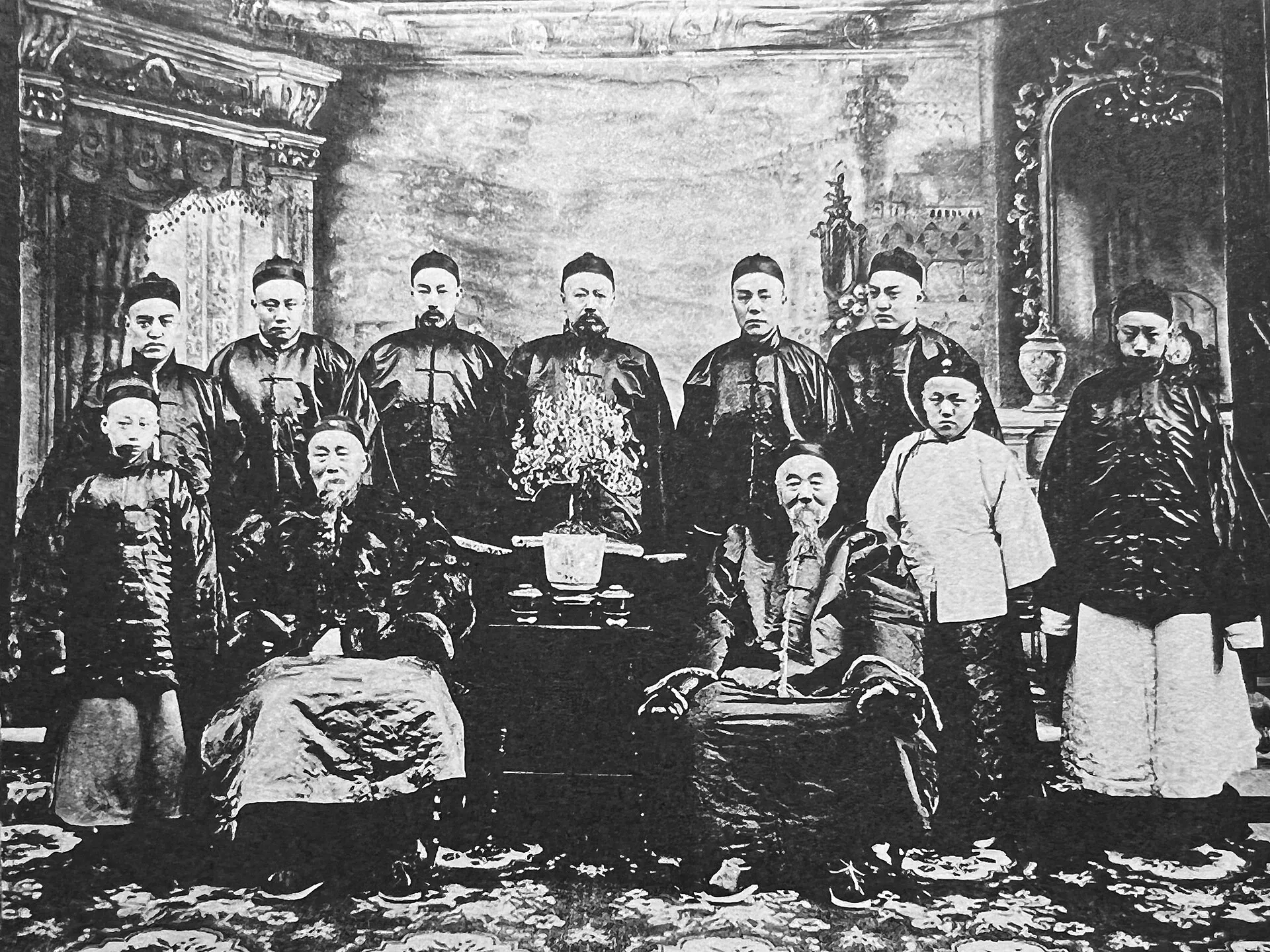 19 世紀末李鴻章與兄長李瀚章的家族合影，兩位老人坐在中間，後排站的是子姪輩。（北京市圖書館藏，公有領域）