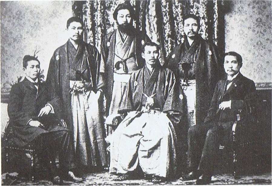 1897 年孫文與日本同志的合影，前排右一是孫文，後排中間是宮崎滔天，也就是三年後代替他去廣州談判的宮崎寅藏。（公有領域）